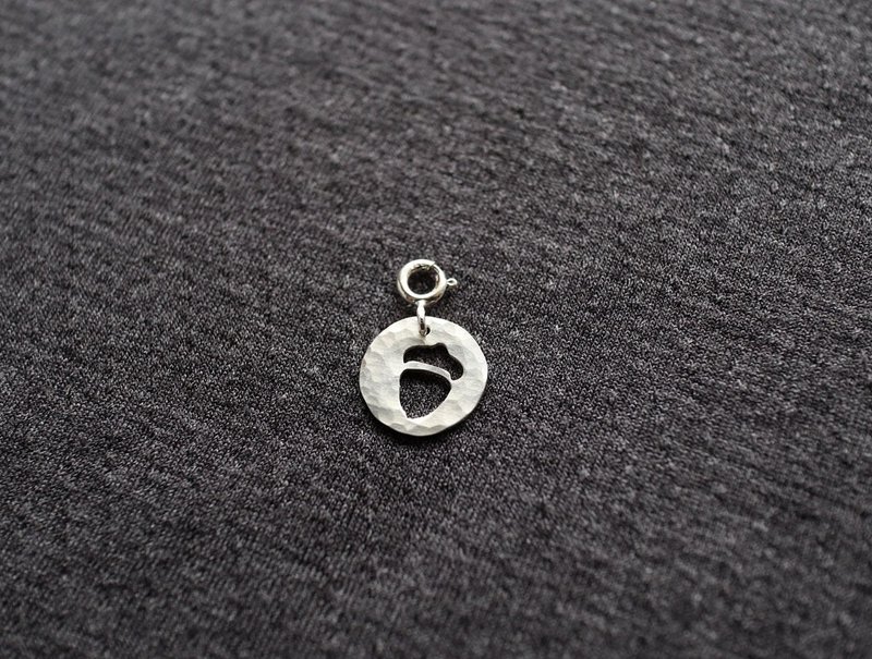 Ni.kou sterling silver acorn pendant - สร้อยคอ - โลหะ 