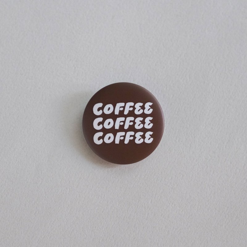 WHOSMiNG - PIN別針 TRiPLE COFFEE - 胸針 - 塑膠 咖啡色