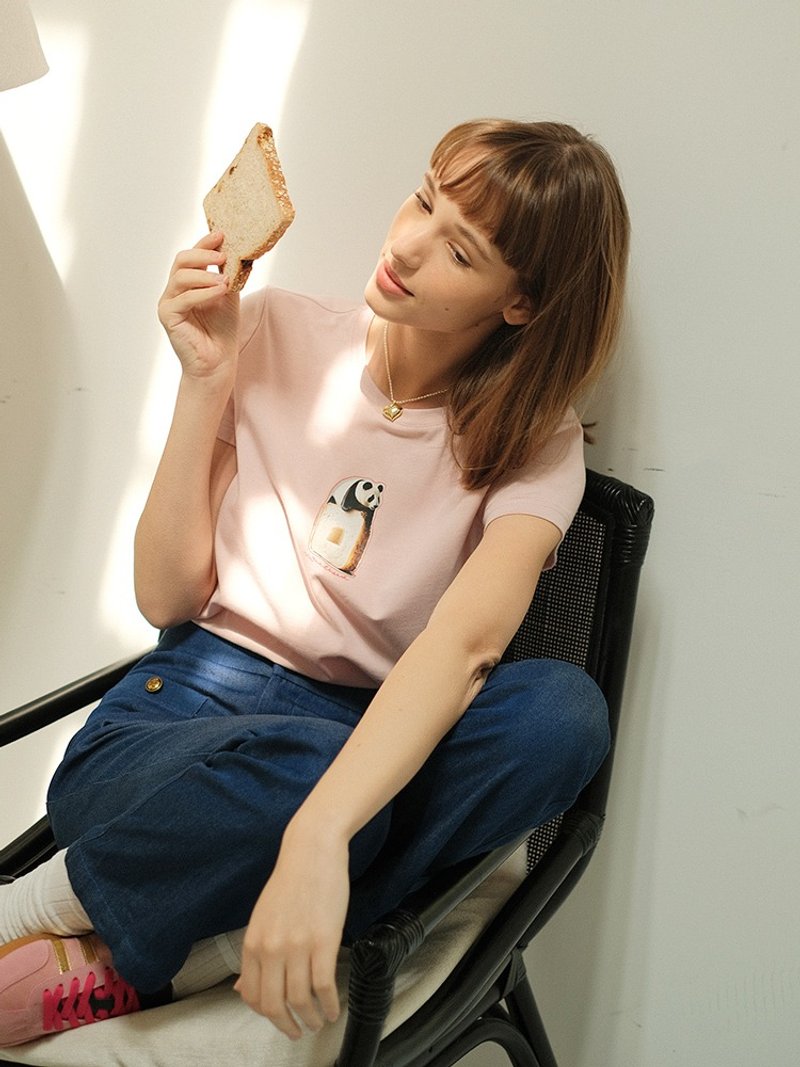 Mintcheese French Fashionable Chic Fun Panda Toast Loose fitting T-shirt - เสื้อยืดผู้หญิง - ผ้าฝ้าย/ผ้าลินิน สึชมพู