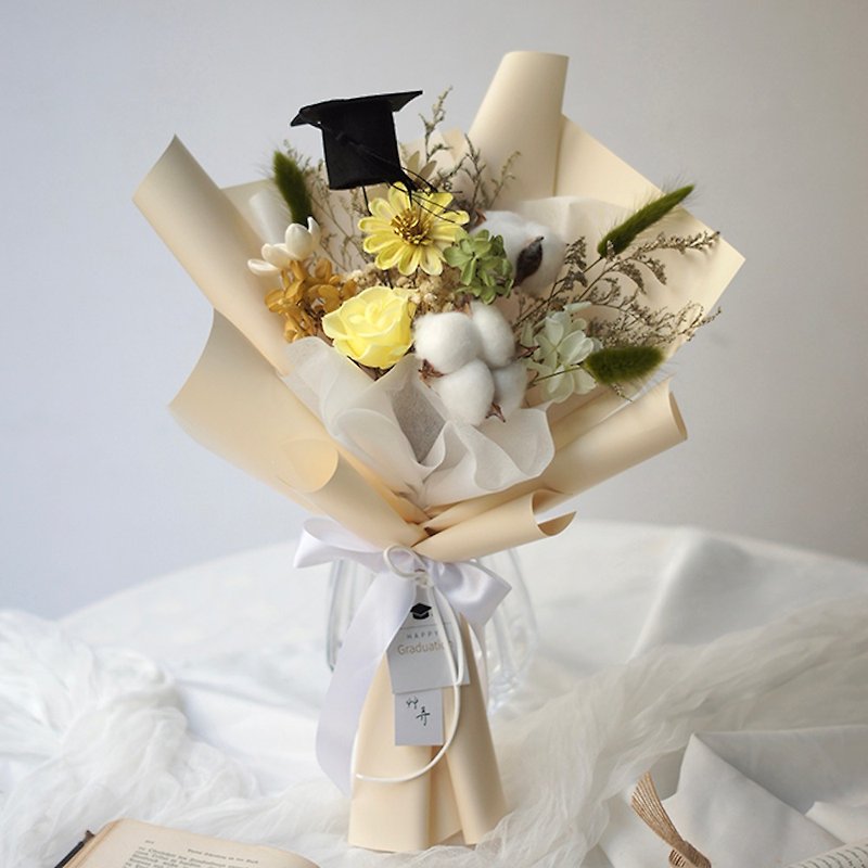 【艸踸Garden Lane Floral】Graduation Bouquet-Write a page of brilliant future-Brilliant Yellow M - ช่อดอกไม้แห้ง - พืช/ดอกไม้ 