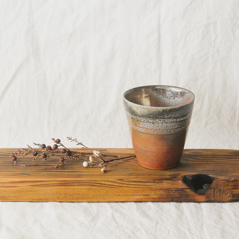 Wood fired pottery. Blingy medium-sized water cup - แก้ว - ดินเผา สีนำ้ตาล