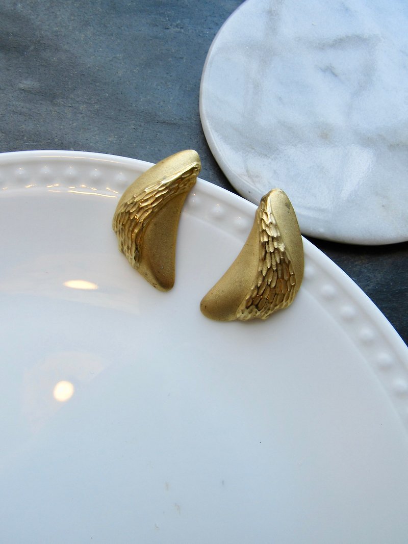 Vintage Gold Croissant Statement Earrings - ต่างหู - เครื่องประดับ สีทอง