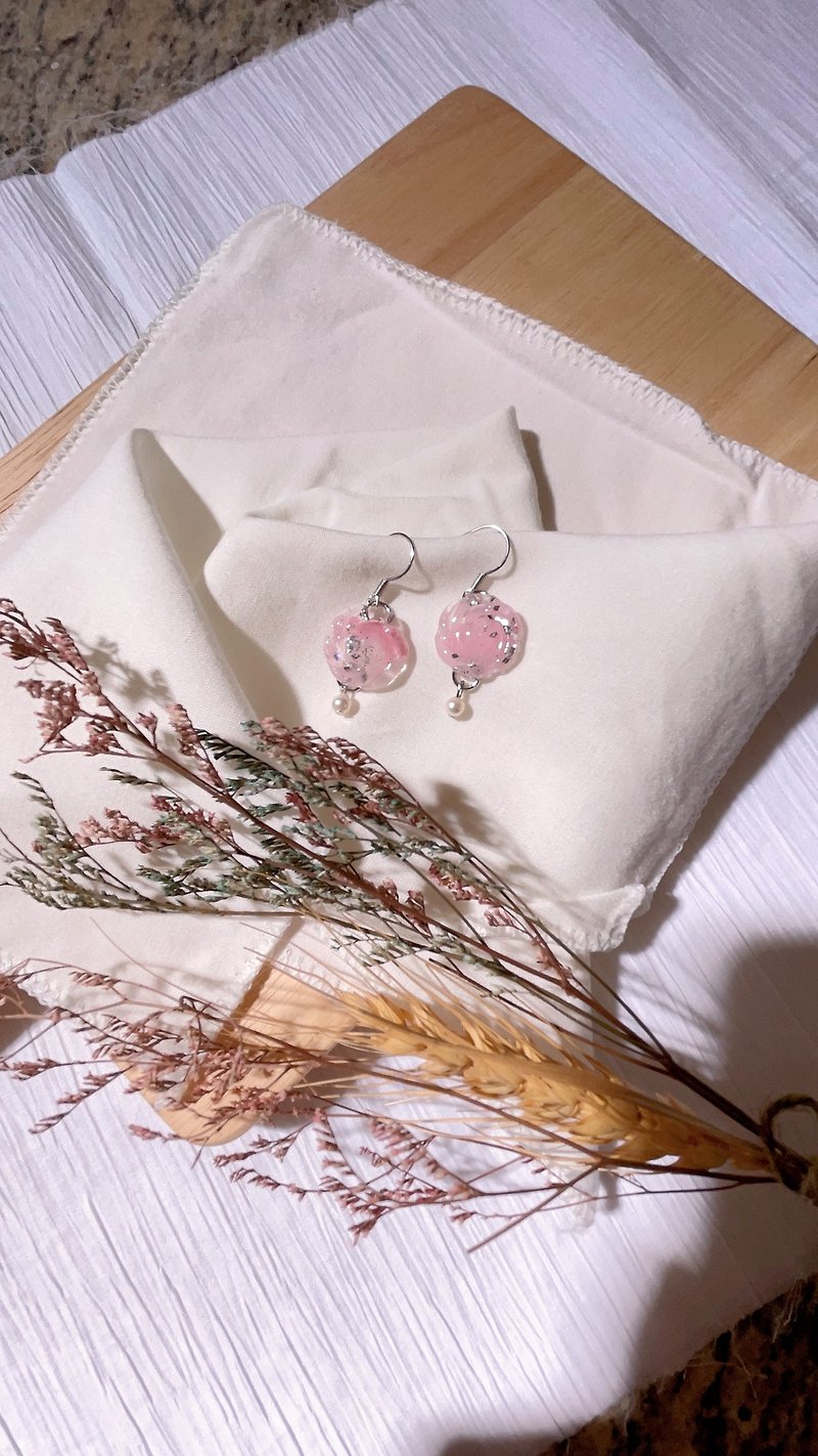 Pink flower beads embellished earrings - ต่างหู - วัสดุอื่นๆ 
