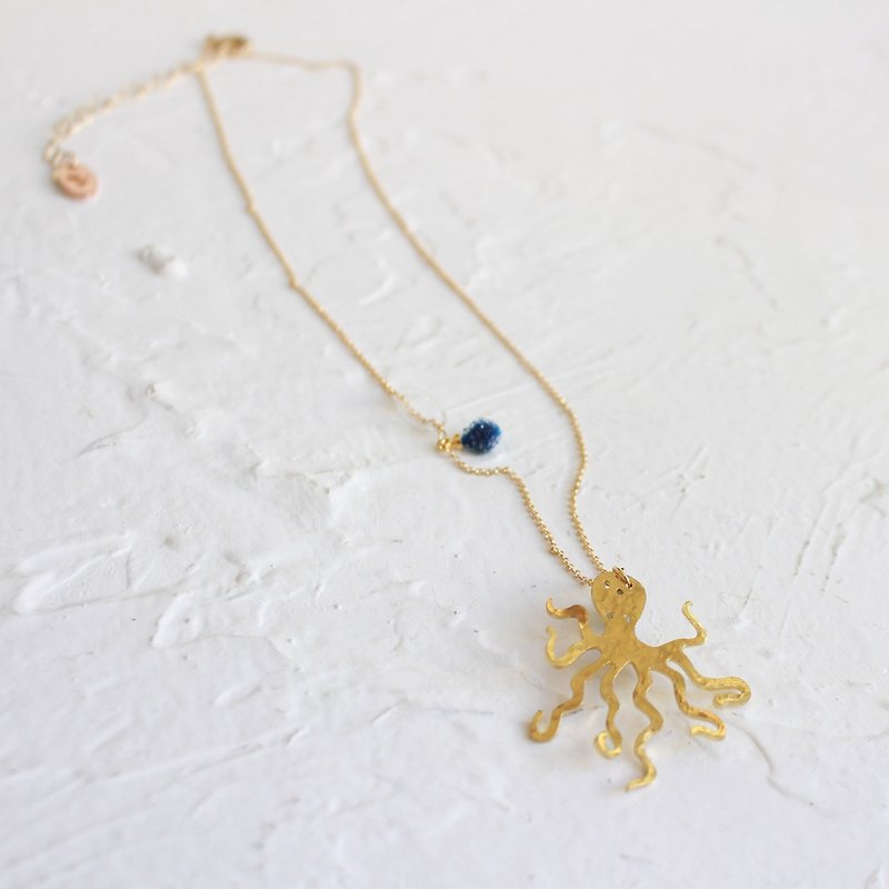 Octopus hammered brass golden necklace I Story_Ocean Heart - สร้อยคอ - ทองแดงทองเหลือง สีทอง