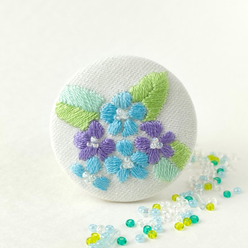 パステルカラーの紫陽花刺繍ブローチ - 胸針 - 棉．麻 藍色