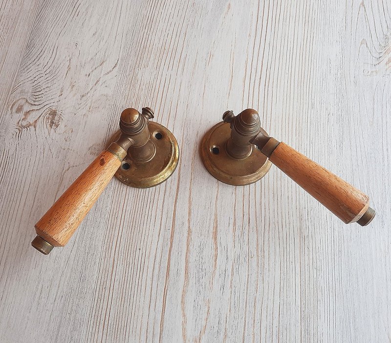 Soviet antique pair of door handles bronze wood - old door pulls vintage decor - เฟอร์นิเจอร์อื่น ๆ - โลหะ สีนำ้ตาล