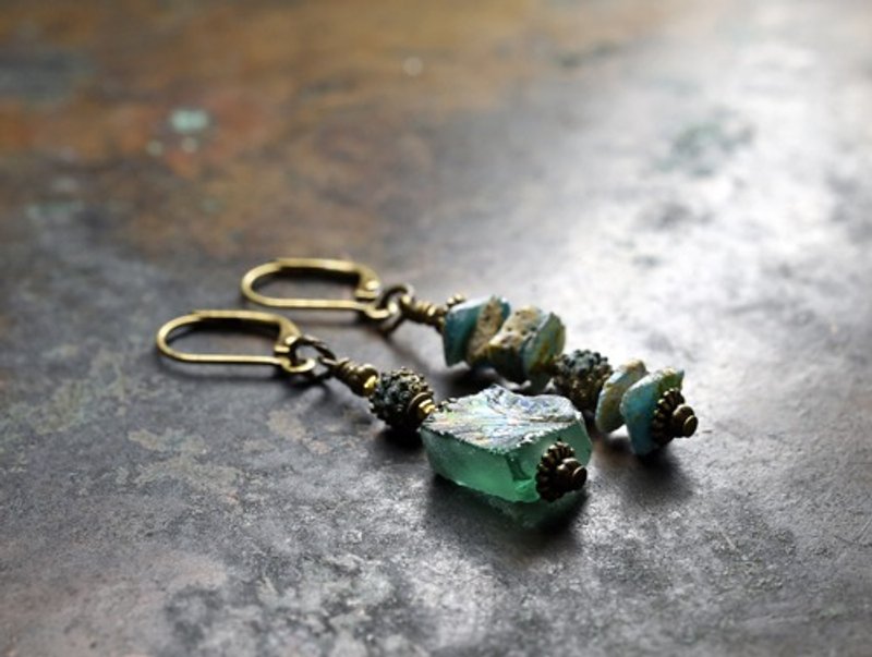 Two types of silvered Roman glass and Benin's Tubutsubu brass asymmetric earrings - ต่างหู - แก้ว 