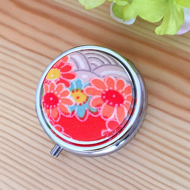 Pillbox with Japanese Traditional pattern, Kimono - Other - Other Metals Red