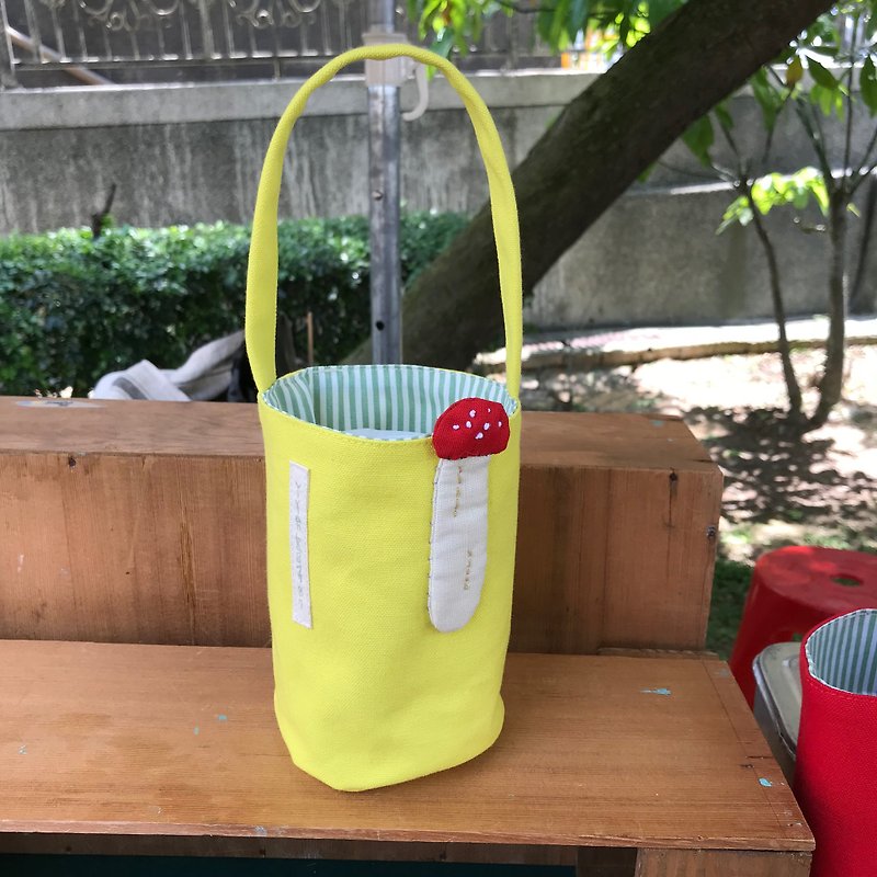 Red Mushroom Drink Bag/Water Bottle Bag/Mustard Yellow Bottom - กระเป๋าถือ - ผ้าฝ้าย/ผ้าลินิน สีเหลือง