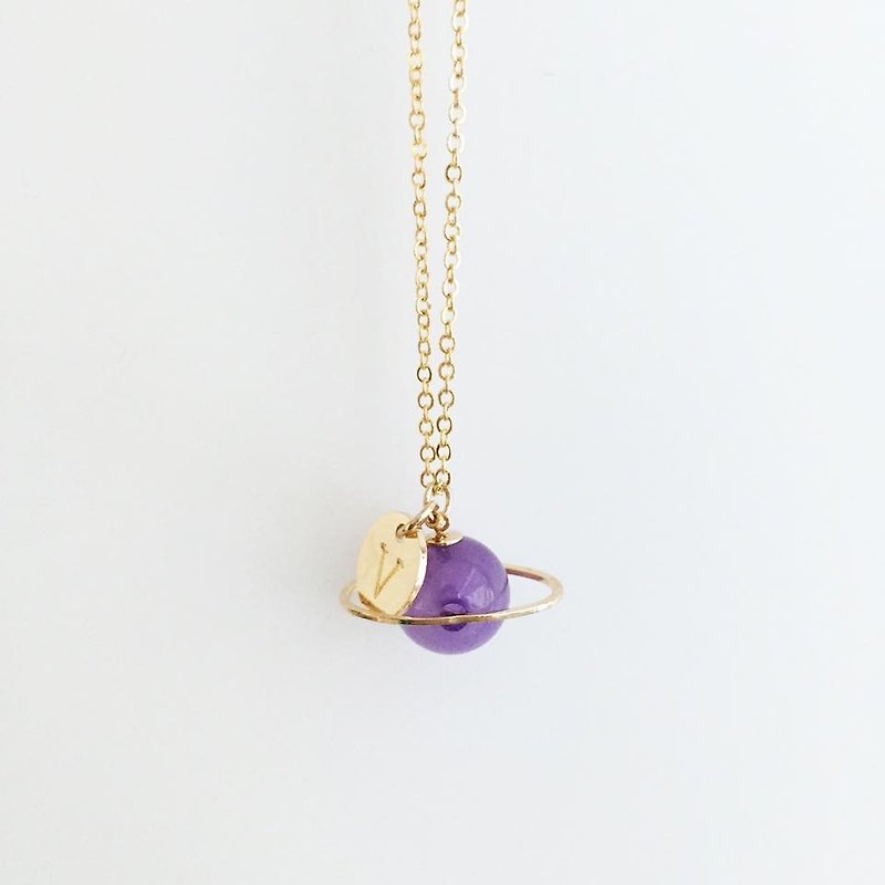 [Customized letter series] Love word addiction planet Saturn purple letters of the alphabet lettering medallion customized name Mini clavicle necklace original hand-made jewelry necklace necklace 16K gold-copper-plated chain Orbit Planet Saturn english let - สร้อยติดคอ - โลหะ สีม่วง