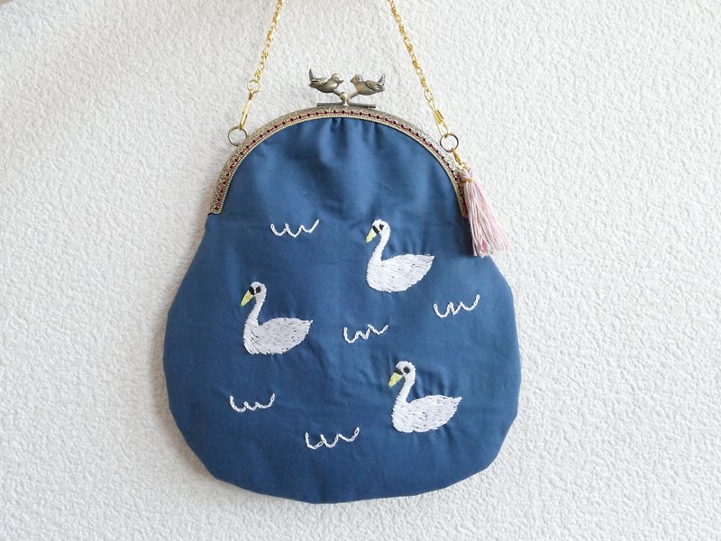 Lake with embroidered embroidery swan - กระเป๋าแมสเซนเจอร์ - ผ้าฝ้าย/ผ้าลินิน สีน้ำเงิน