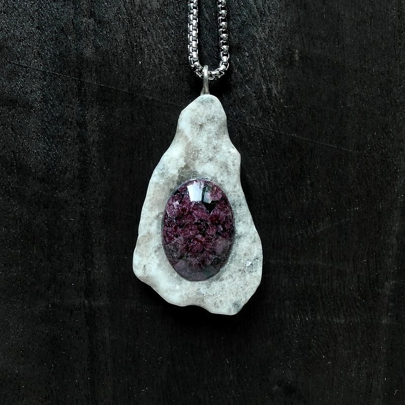 Calcite necklace with eudialyte - สร้อยคอ - หิน 