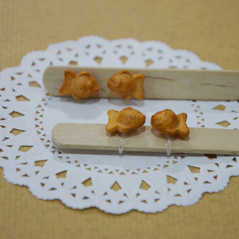Japanese confectionery earrings (ear acupuncture OR clip type)-Taiyaki - เครื่องประดับผม - ดินเหนียว สีทอง