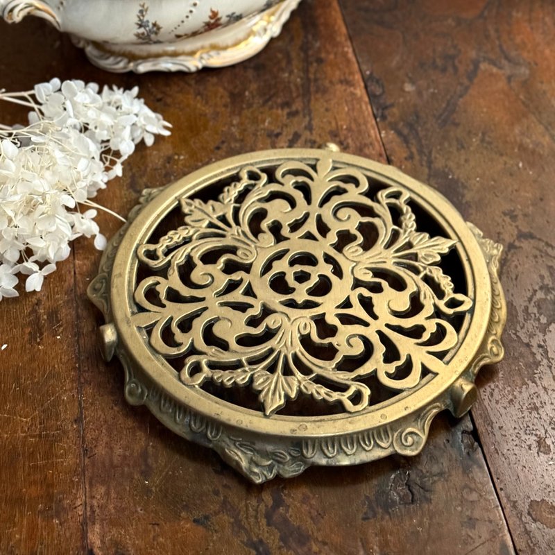 * 50829-迷人法國古董黃銅鏤空雕花隔熱墊 - 擺飾/家飾品 - 銅/黃銅 