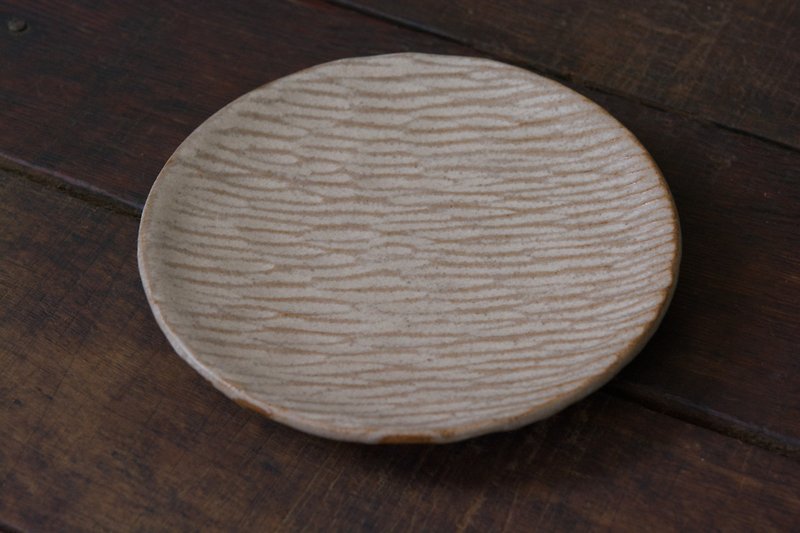 鑿木紋圓盤 | 沙 - 盤子/餐盤 - 陶 卡其色