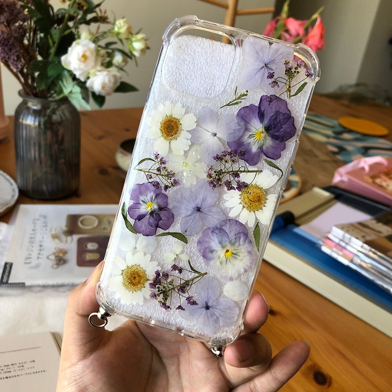 【茜作 / Xi Zuo 】Handmade Dried Flower Drip Adhesive Phone Case - Phone Cases - Resin Transparent