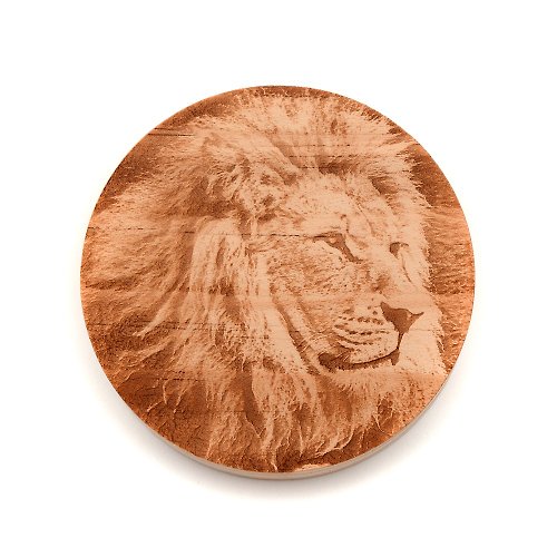芬多森林 松木非洲動物杯墊-獅子|靈性的哺乳生物打造居家辦公室杯座陪伴您