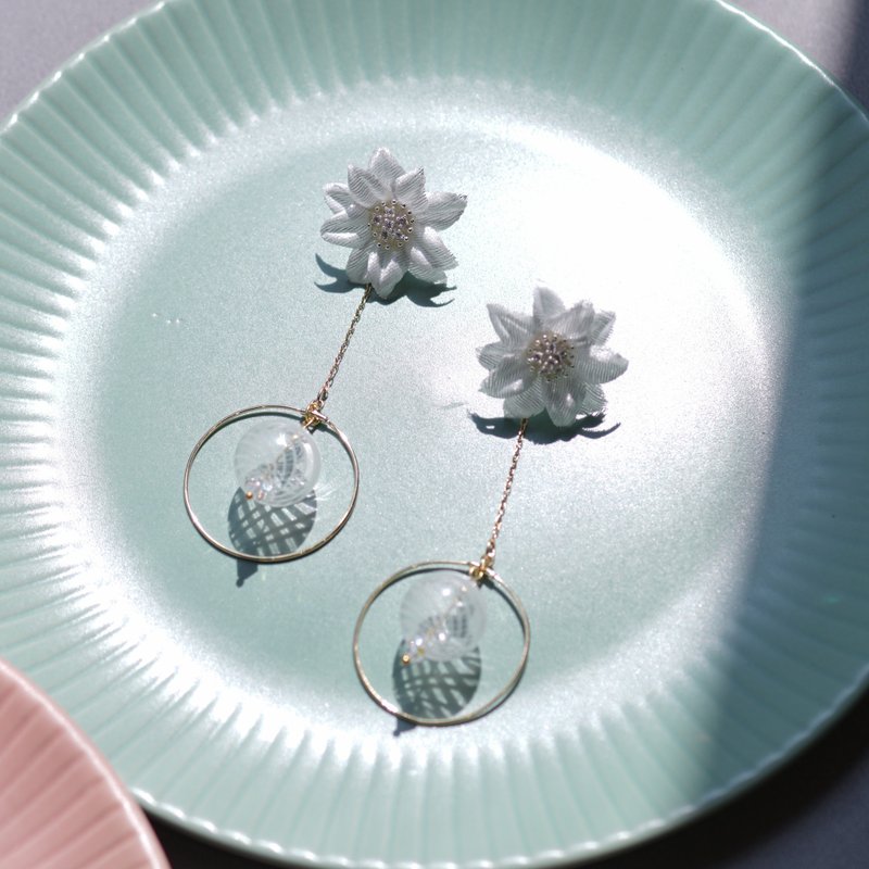 Petrel | Flowy Floral Draped Fairy Earrings - ต่างหู - วัสดุอื่นๆ ขาว