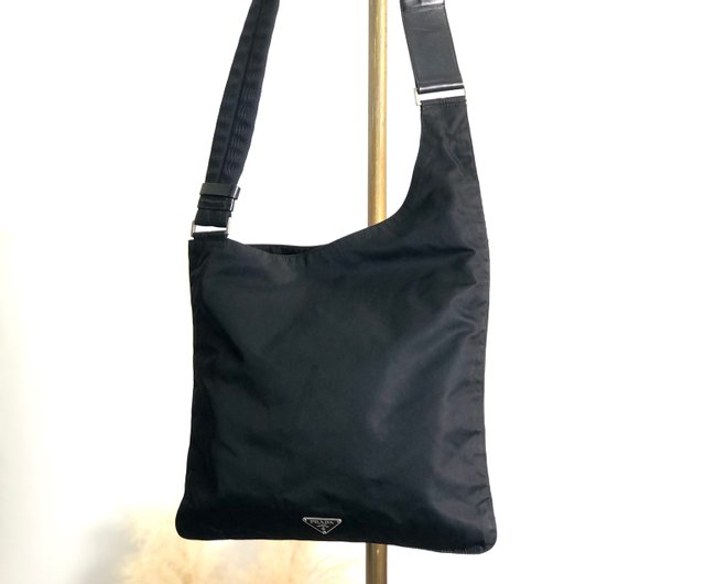 PRADA / スマホショルダーバッグ トライアングルロゴ ブラック ナイロン PRADA プラダ Re-Nylon トライアングル・ロゴ スマートフォン