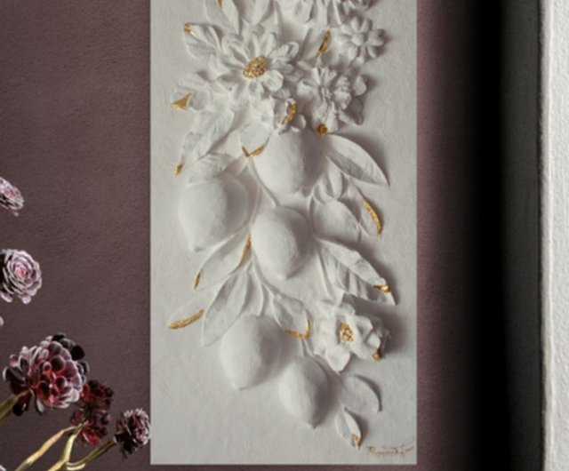 彫刻的な壁アート 金と白の浅浮き彫り 植物のアートワーク 花 3D