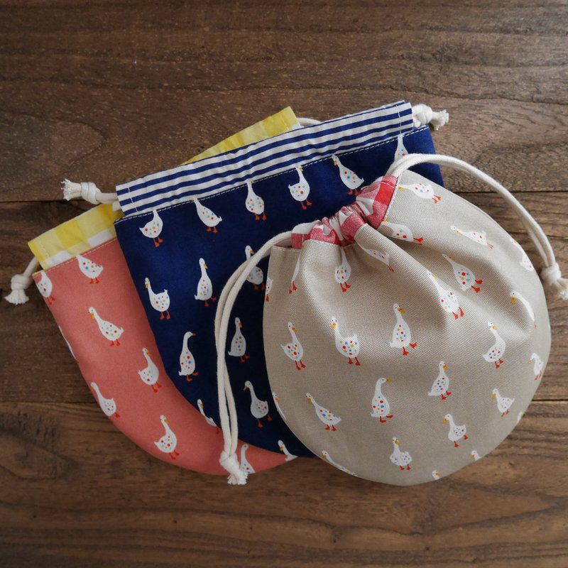 British country style small white goose duck Garton check pattern stitching round drawstring pocket small storage bag three colors - กระเป๋าเครื่องสำอาง - ผ้าฝ้าย/ผ้าลินิน สีกากี