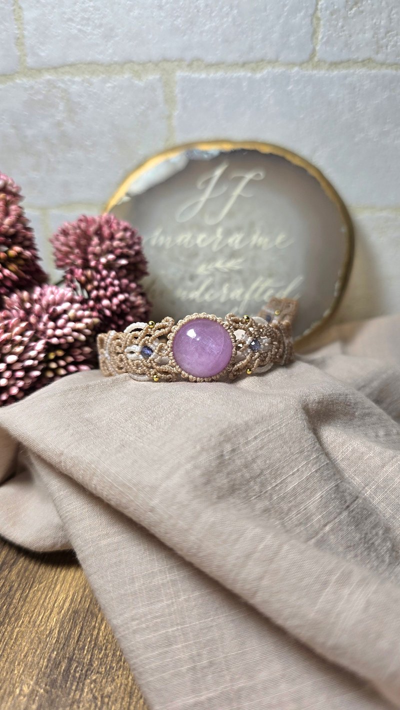 KU01 Kunzite macrame hand strap - สร้อยข้อมือ - วัสดุอื่นๆ สีกากี