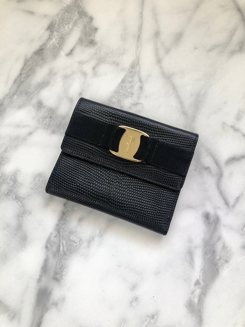 [Direct from Japan, branded used bag] Salvatore Ferragamo Vara wallet, black, embossed leather, tri-fold, 82dxjg - กระเป๋าสตางค์ - หนังแท้ สีดำ