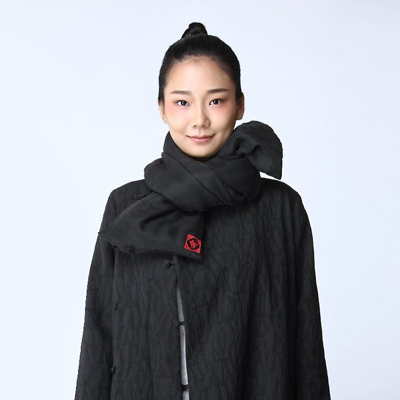 賀年限定 刺繡LOGO 銅氨絲夾棉圍巾 設計師保暖圍巾 A161008 - 絲巾 - 絲．絹 黑色