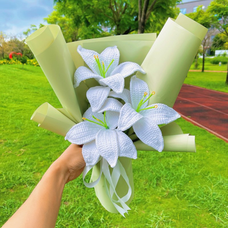 Handcrafted Artisanal Cream White Lily Bouquet - Elegant Floral Gift for Wedding - ช่อดอกไม้แห้ง - ผ้าฝ้าย/ผ้าลินิน 