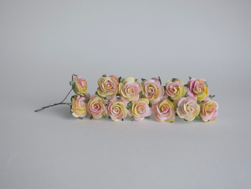 Paper flowers, DIY 50 pieces small roses size 2.5 cm. yellow brush pink color. - 其他 - 紙 多色