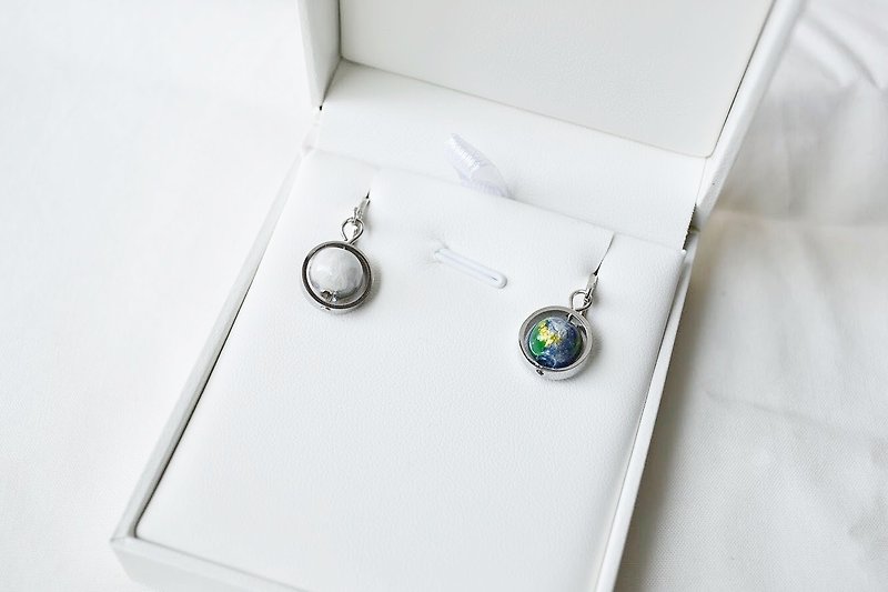 Earth Moon Earrings -- silver - ต่างหู - สแตนเลส สีเงิน