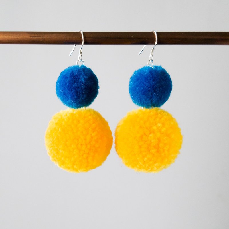 Twin pom pom (blue/yellow) earring - ต่างหู - เส้นใยสังเคราะห์ สีเหลือง
