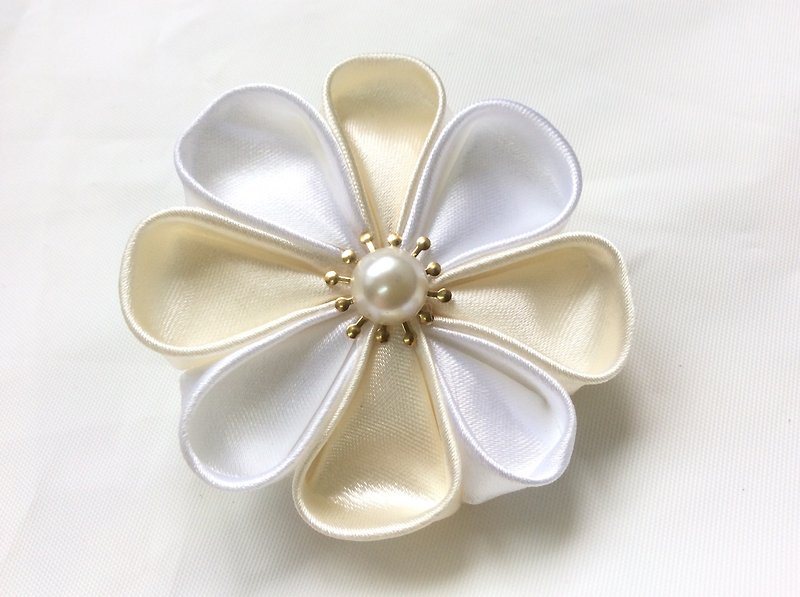 Kanzashi gold ribbon flower brooch（つまみ細工） - เข็มกลัด - ผ้าไหม สีทอง