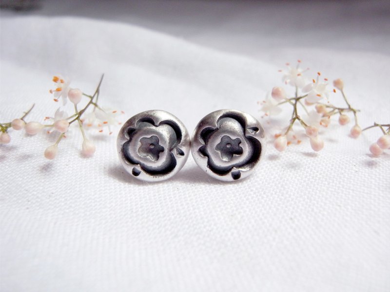 Tiny Flower--Sterling Silver--Silver Flower--Cute Flower---Stud Earrings - Earrings & Clip-ons - Silver Gray