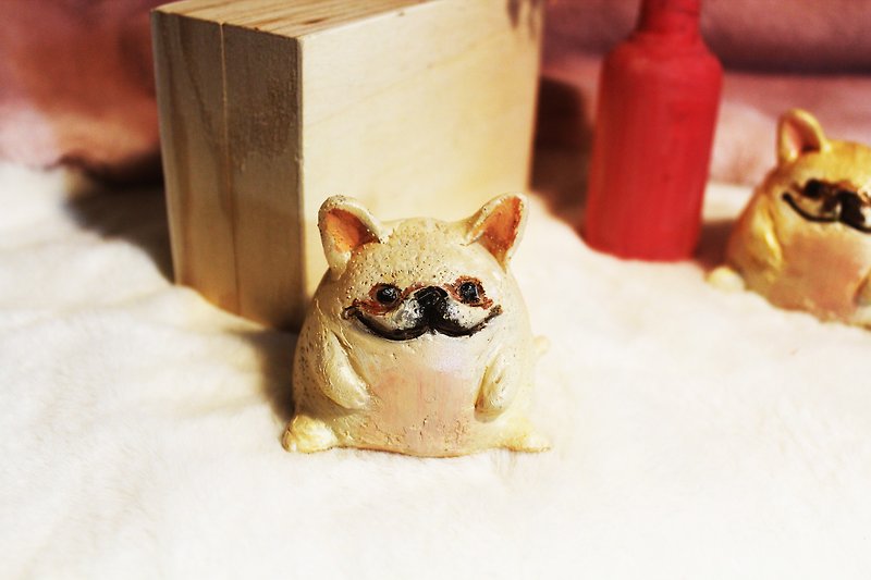 Hand pinch temperature. Fat Bulldog / 5 cm high - Items for Display - Plastic Gold