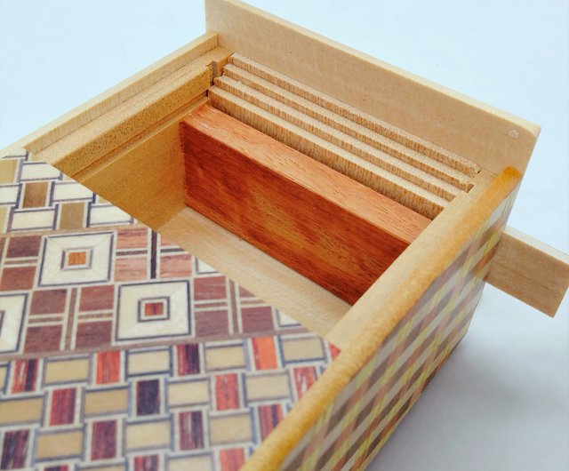 福助図　小林松鱗作　共箱　MA843 華やかな金市松の三段重