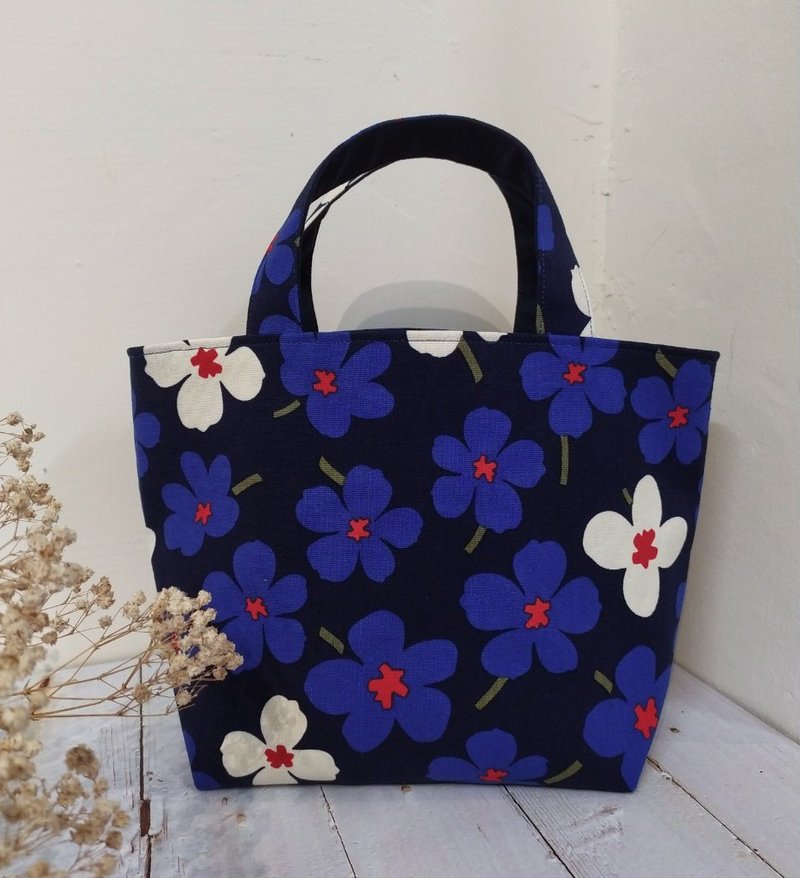 Jiajiajiu series bento bag/handbag/tote bag/blue flower/out of print - กระเป๋าถือ - ผ้าฝ้าย/ผ้าลินิน สีน้ำเงิน