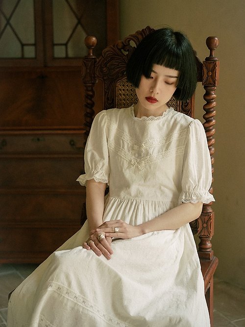 然而 RANER 月光白色 含內裡 愛德華蕾絲刺綉花邊領洋裝 寬鬆版型收腰連身裙