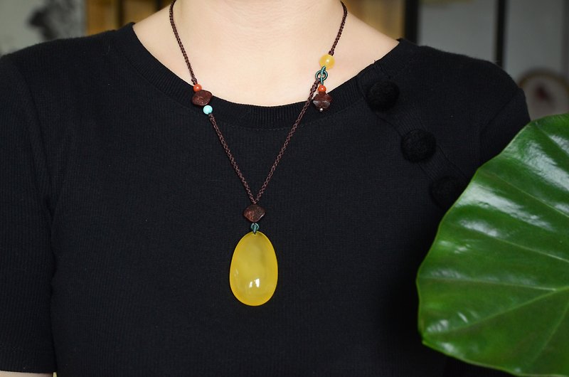 [Hyper] Amber natural amber pendant retro literary necklace - Necklaces - Semi-Precious Stones Yellow