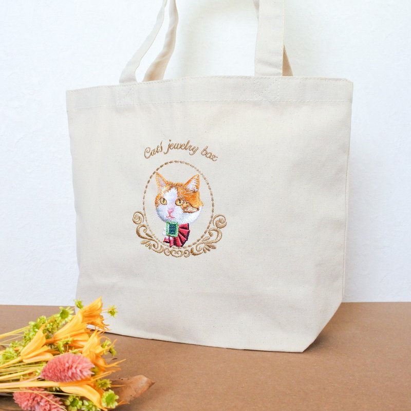 Brown tabby cat and emerald embroidery tote bag - Handbags & Totes - Cotton & Hemp White