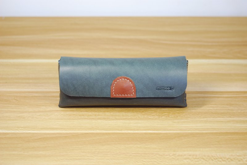 Universal bag leather hand sewn (gray green) - กระเป๋าเครื่องสำอาง - หนังแท้ สีเทา
