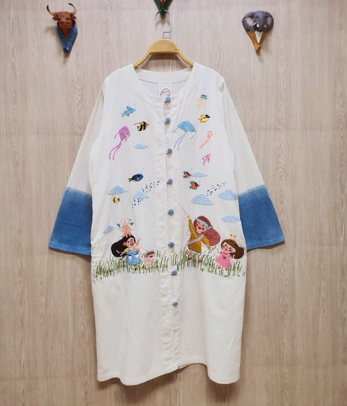TreeHouse In The Woods 手工刺繡連衣裙、女孩、風箏、狗、兔、魚、天、雲、奇幻
