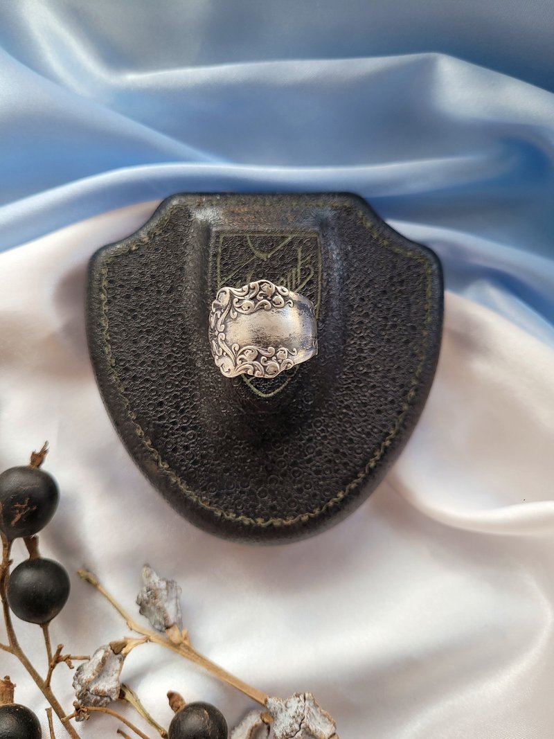 美國西洋古董飾品 / Rogers藤蔓壓紋鍍銀勺環復古戒指 - 戒指 - 其他金屬 