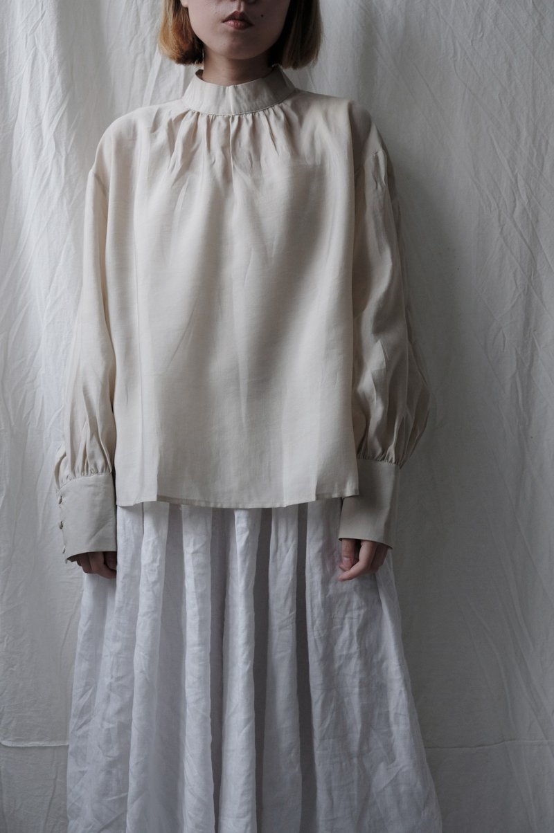 stand collar shirt Off White 天絲緞小立領襯衣-米色 - 女上衣/長袖上衣 - 絲．絹 白色