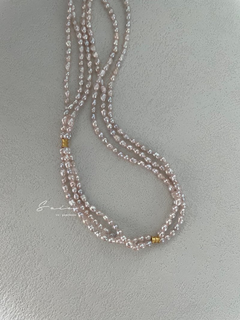 Triple Layers Pink Pearl Necklace | 三层极光粉色迷你珍珠项链 - สร้อยคอ - ไข่มุก ขาว