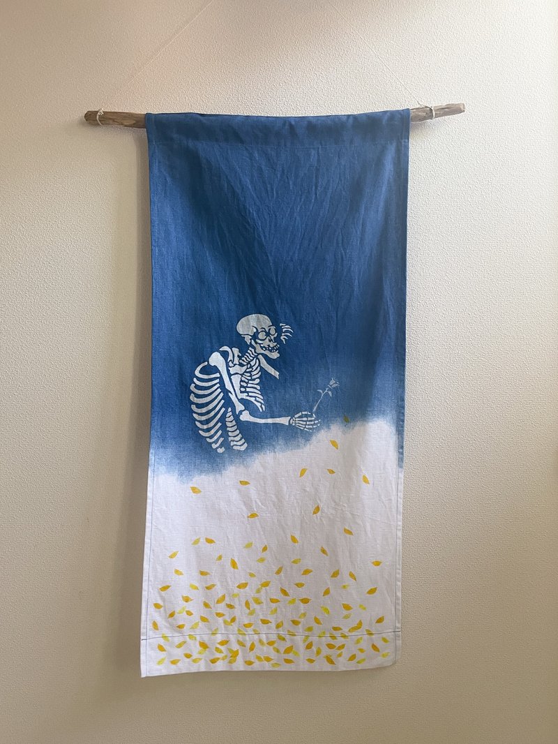 日本製 手染め LOVE IS A FLOWER Skull JAPANBLUE Tapestry Aizome 愛 花 骸骨 藍染タペストリー - ウォールデコ・壁紙 - コットン・麻 ブルー