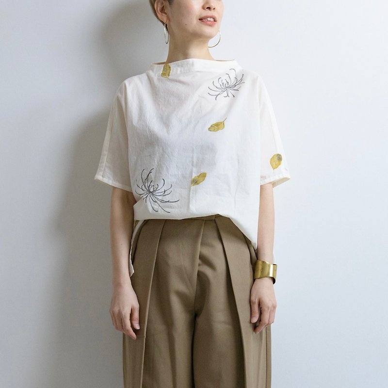 Bottleneck T-blouse [hand-painted chrysanthemum pattern] - Women's Shirts - Cotton & Hemp White