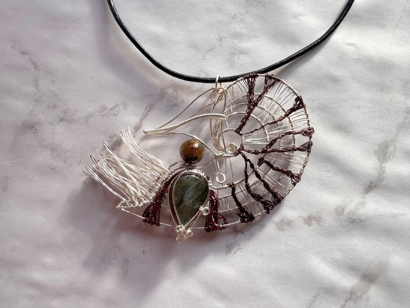 金屬編織吊墜—鸚鵡螺 - 項鍊 - 銅/黃銅 多色