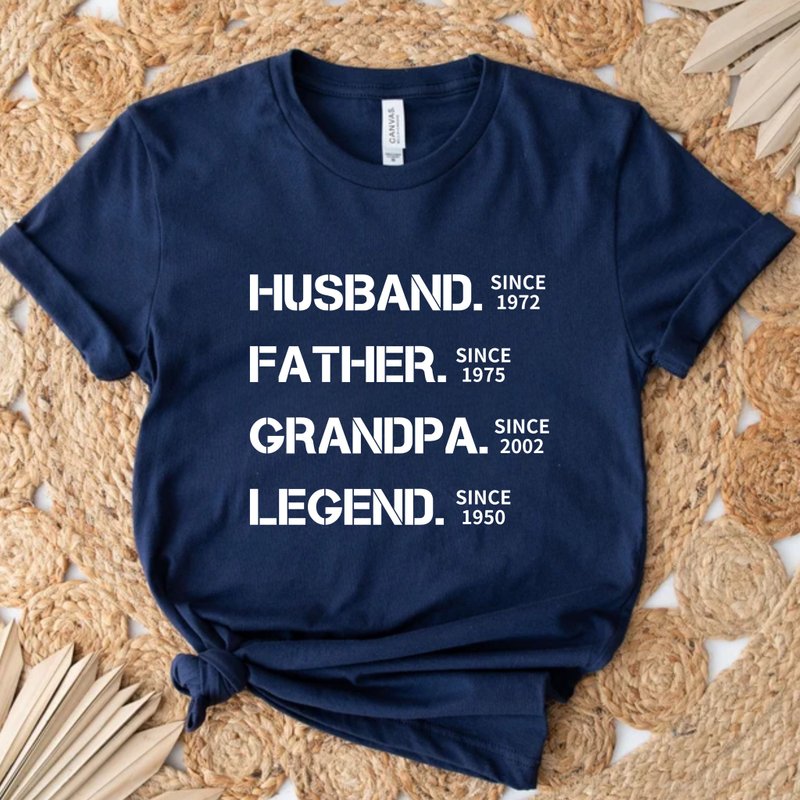 Customized year-end legendary life-long Father's Day gift for dad and grandpa, unisex short-sleeved top - เสื้อยืดผู้ชาย - ผ้าฝ้าย/ผ้าลินิน ขาว