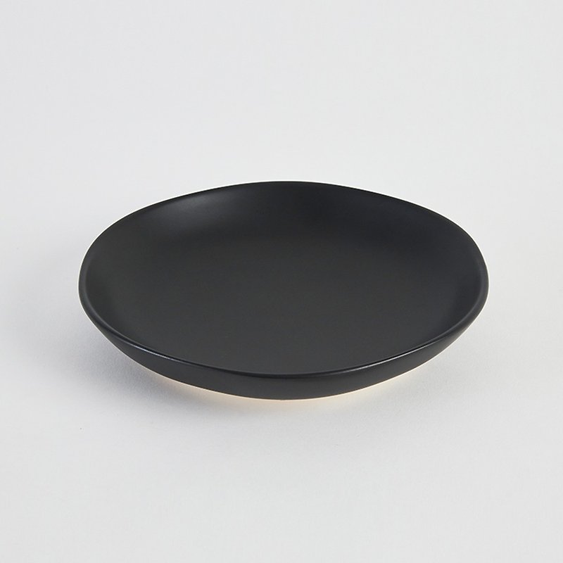 KOGA 許家陶器品 陶質六角中盤 (尖山黑) - 盤子/餐盤/盤架 - 陶 黑色